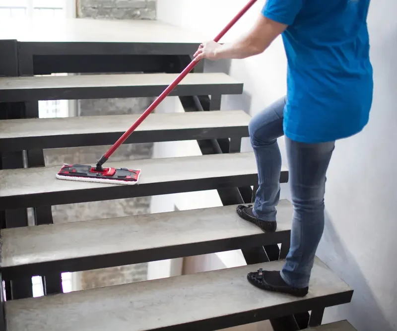 Mitarbeiterin bei der Treppenhausreinigung in Göttingen